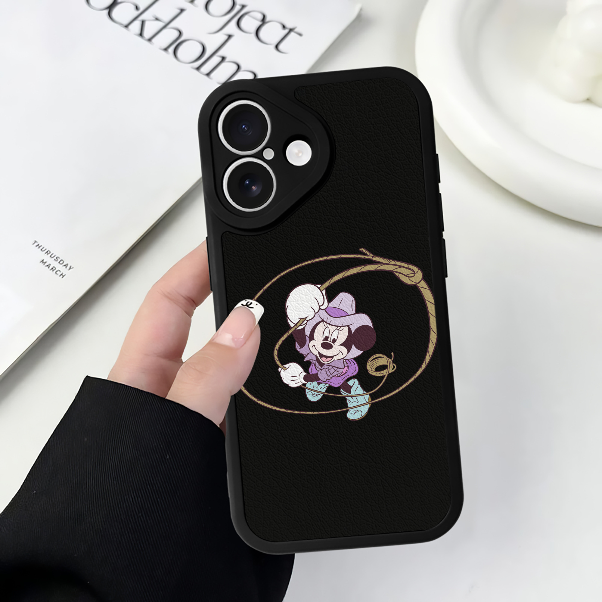 （画像用） ミッキーマウス Mickey Mouse 【iPhone 16シリーズ対応】シリコンスマホケース（レザー調） 材質：シリコン
